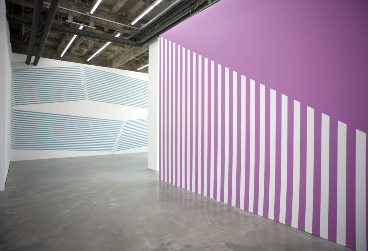 Hintergrund: Terry Haggerty, untitled (Wall drawing) (2007/2009); Rechts: Daniel Buren A diagonal for a rhodamine wall (2006)
