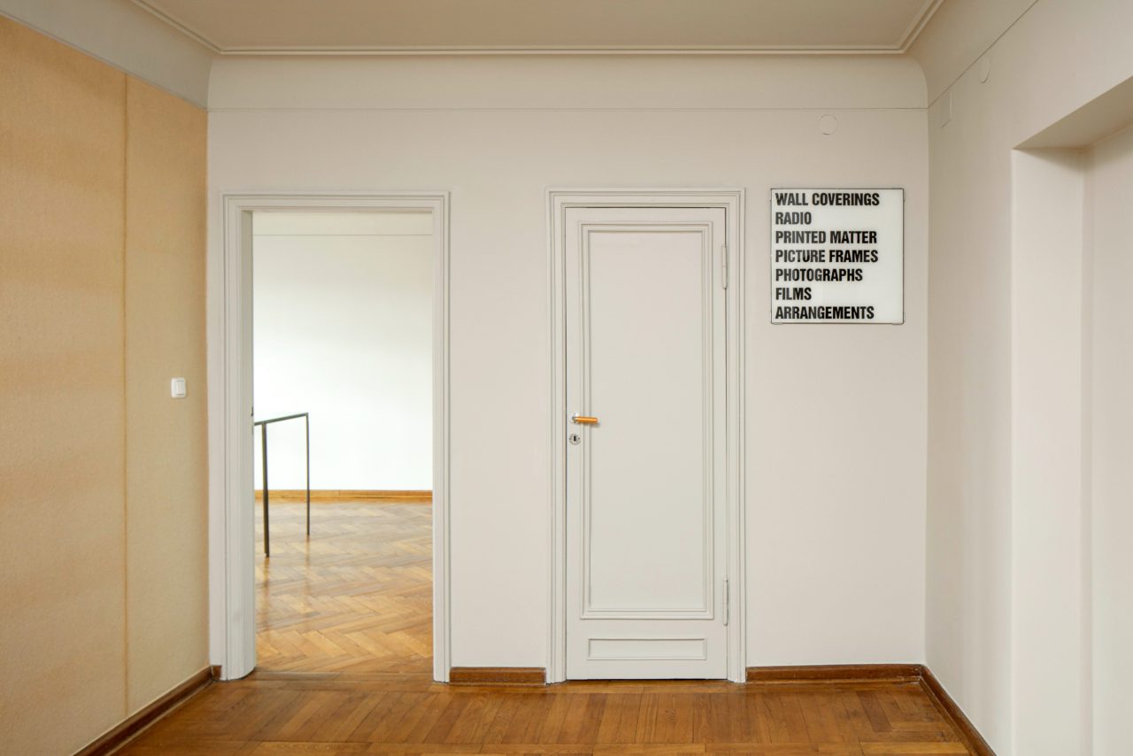 Christopher Williams: Werbung: Adapted for Use, Installationsansicht