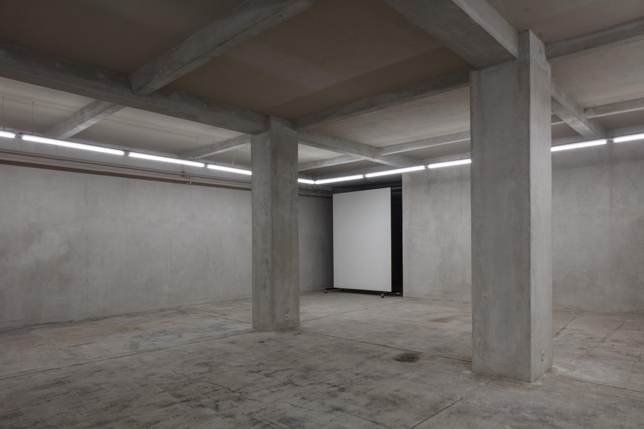 Vordergrund: stanley brouwn: das verhältnis zwischen ihrer körperlänge und der länge und breite des fussbodens, jeder wand und der decke dieses raumes = 1:x & 1:y etc. (2012); Heimo Zobernig: Untitled (2015); Hintergrund: Martin Creed: Work No. 270: The Lights Off (2001)