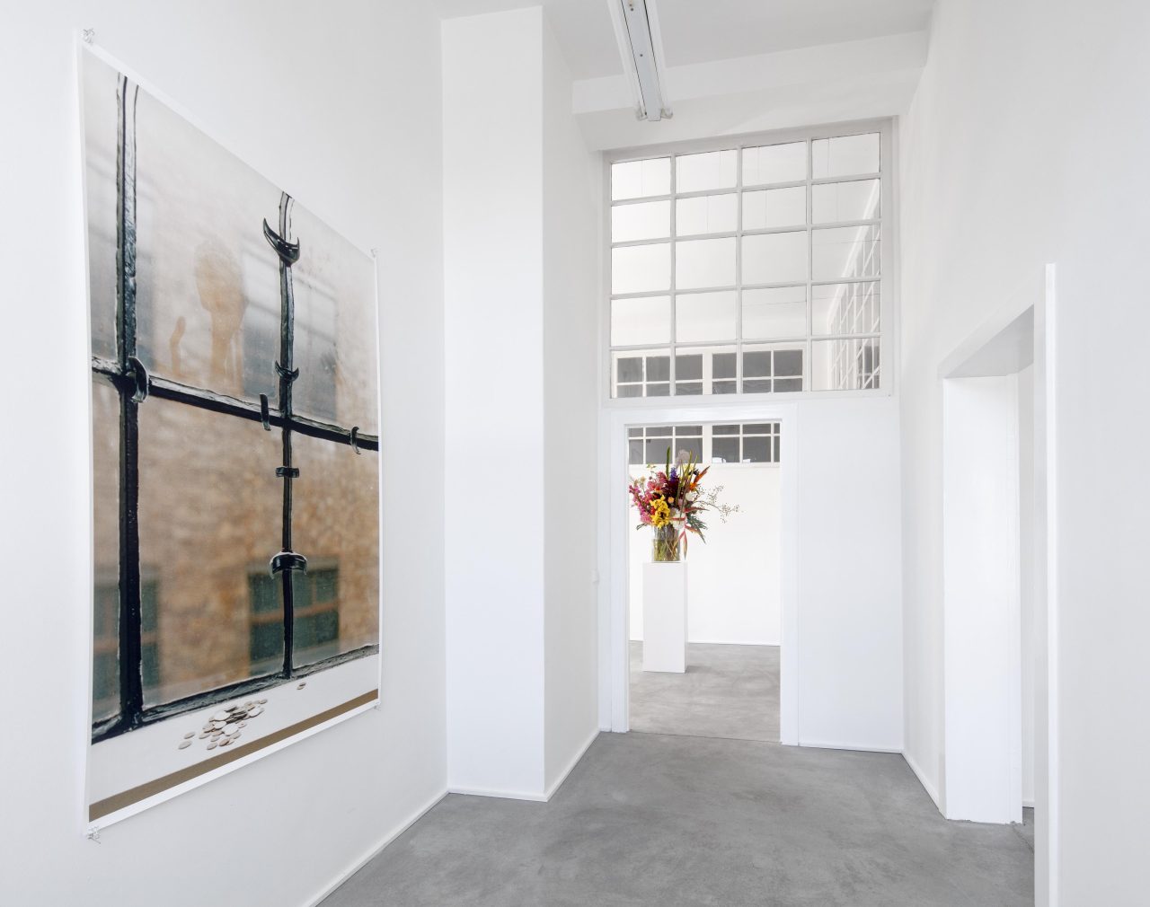 Vordergrund: Wolfgang Tillmans: Window New Inn Yard (1997); Hintergrund: Willem de Rooij: Bouquet V, (2010)