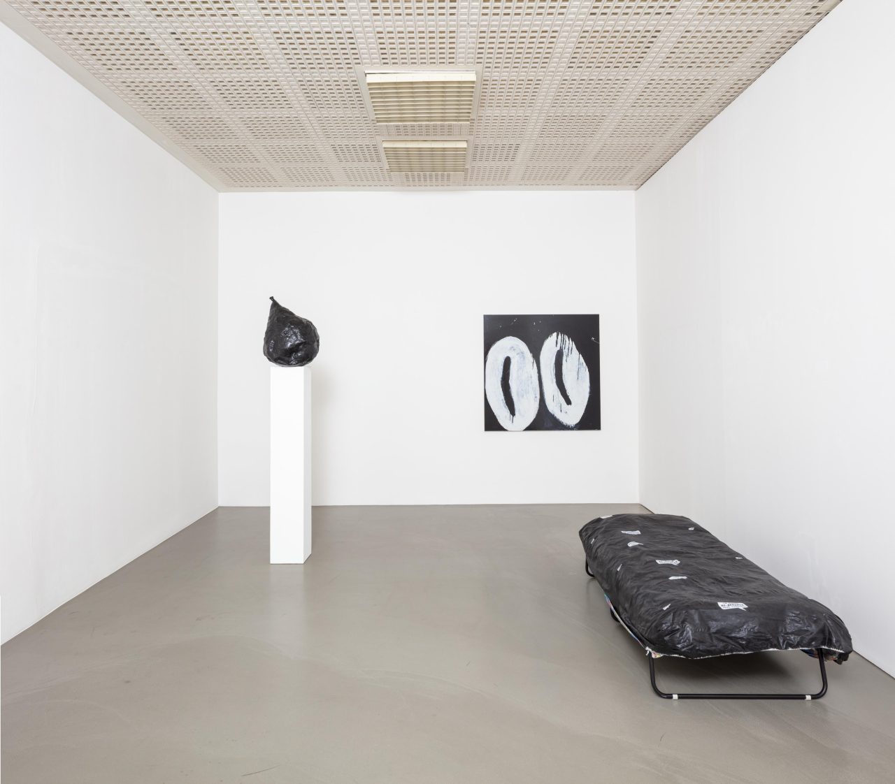 Links und Rechts: Rodney McMillian: Balloon (2004), Untitled (2002); Mittig: Joyce Pensato: Little Cattitude (2014)