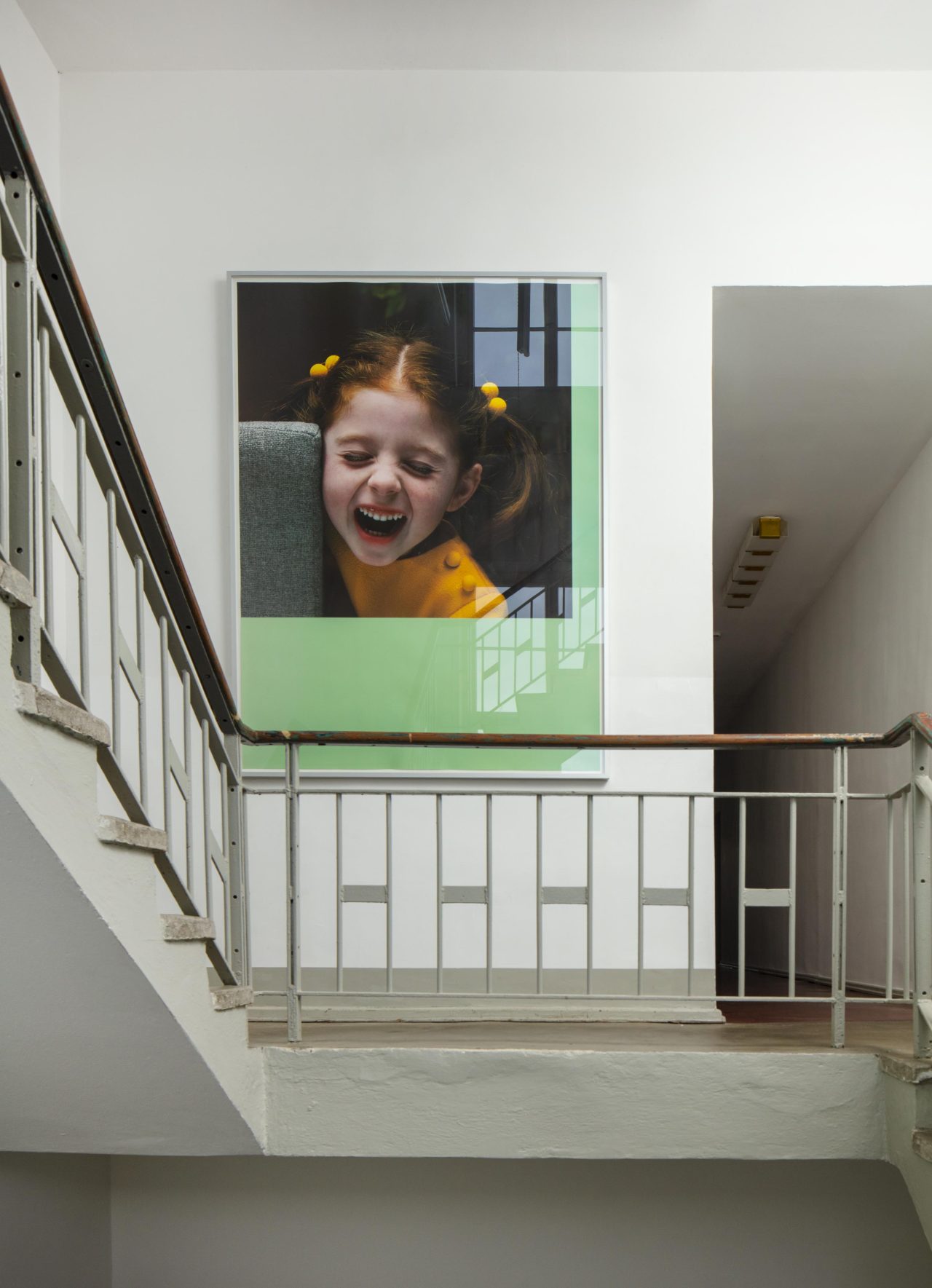 Christopher Williams: Model-Nr.: 1740 Rotznasen-Kinder Model Agentur Liesegangstrasse 7a, 40211 Düsseldorf, Studio Rhein Verlag, Düsseldorf August 20, 2016 (Recto) (2016)